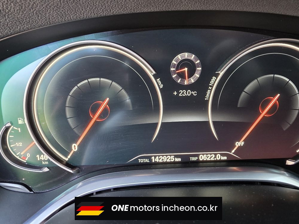 BMW 750Li xDrive 계기판 주행거리 142,925 km