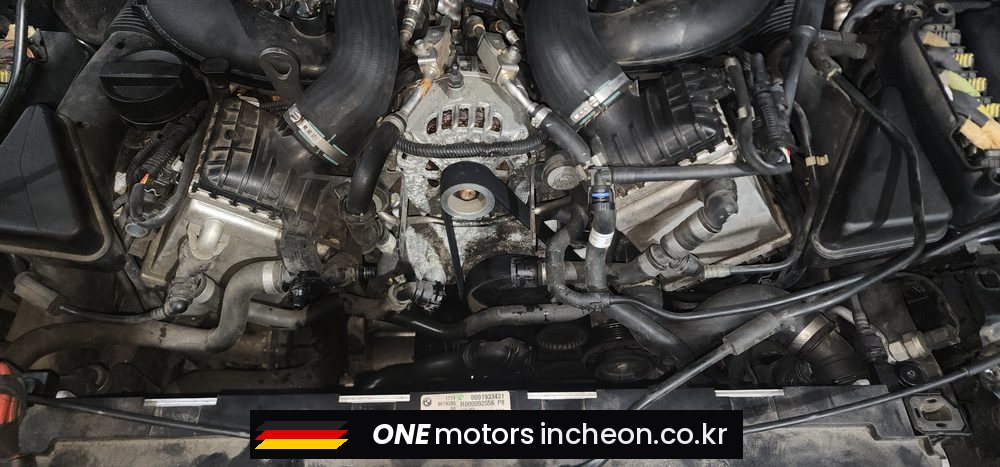 BMW 750Li xDrive 엔진룸 상부 탈거 — 워터펌프 접근