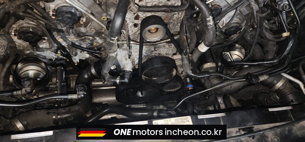 BMW 750Li xDrive 구동 벨트와 워터펌프 · 써모스탯 하우징 부위