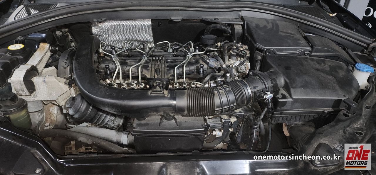 XC60 D4 엔진 상단 작업 시작 — 작업 전 엔진룸