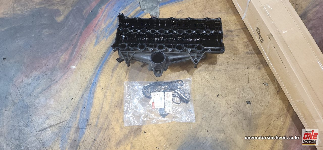 XC60 D4 탈거한 커버와 새로 들어갈 가스켓